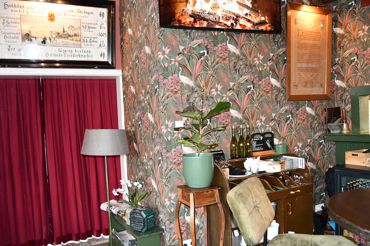 Les Deux Ponts interieur met decoratie en doorgeefluik