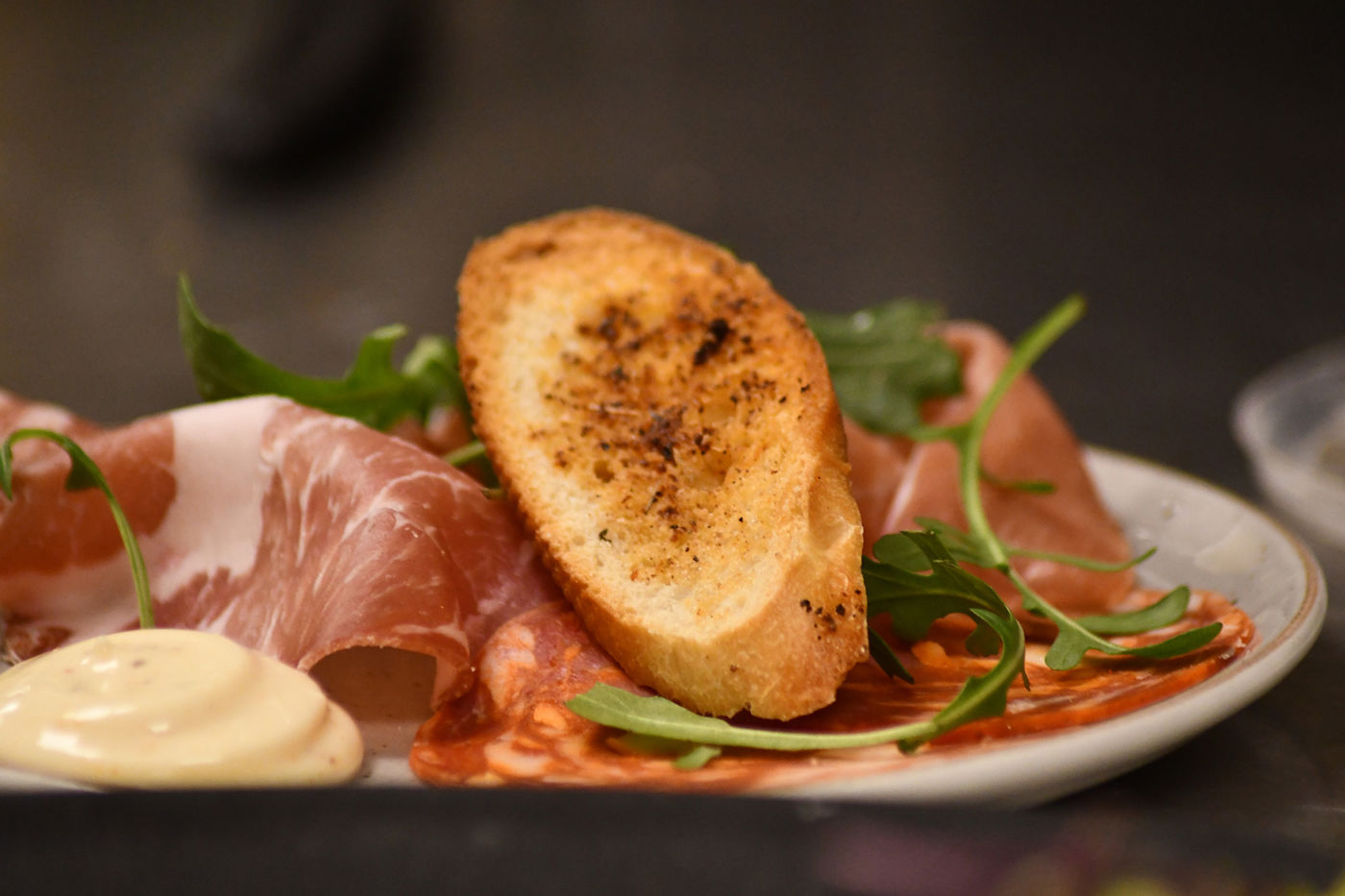 Les Deux Ponts gerecht met geroosterd brood en gedroogde ham Dranken & lekkers