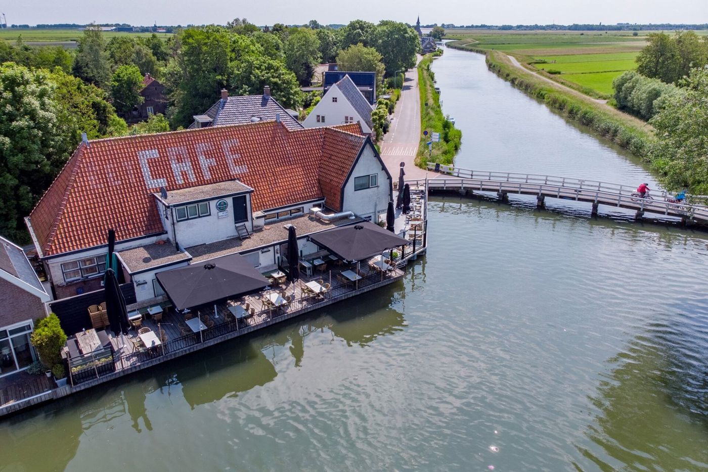 Bovenaanzicht restaurant Les Deux Ponts met uitzicht op water en wandel- en fietsroutes Bovenaanzicht restaurant Les Deux Ponts met uitzicht op water en wandel- en fietsroutes