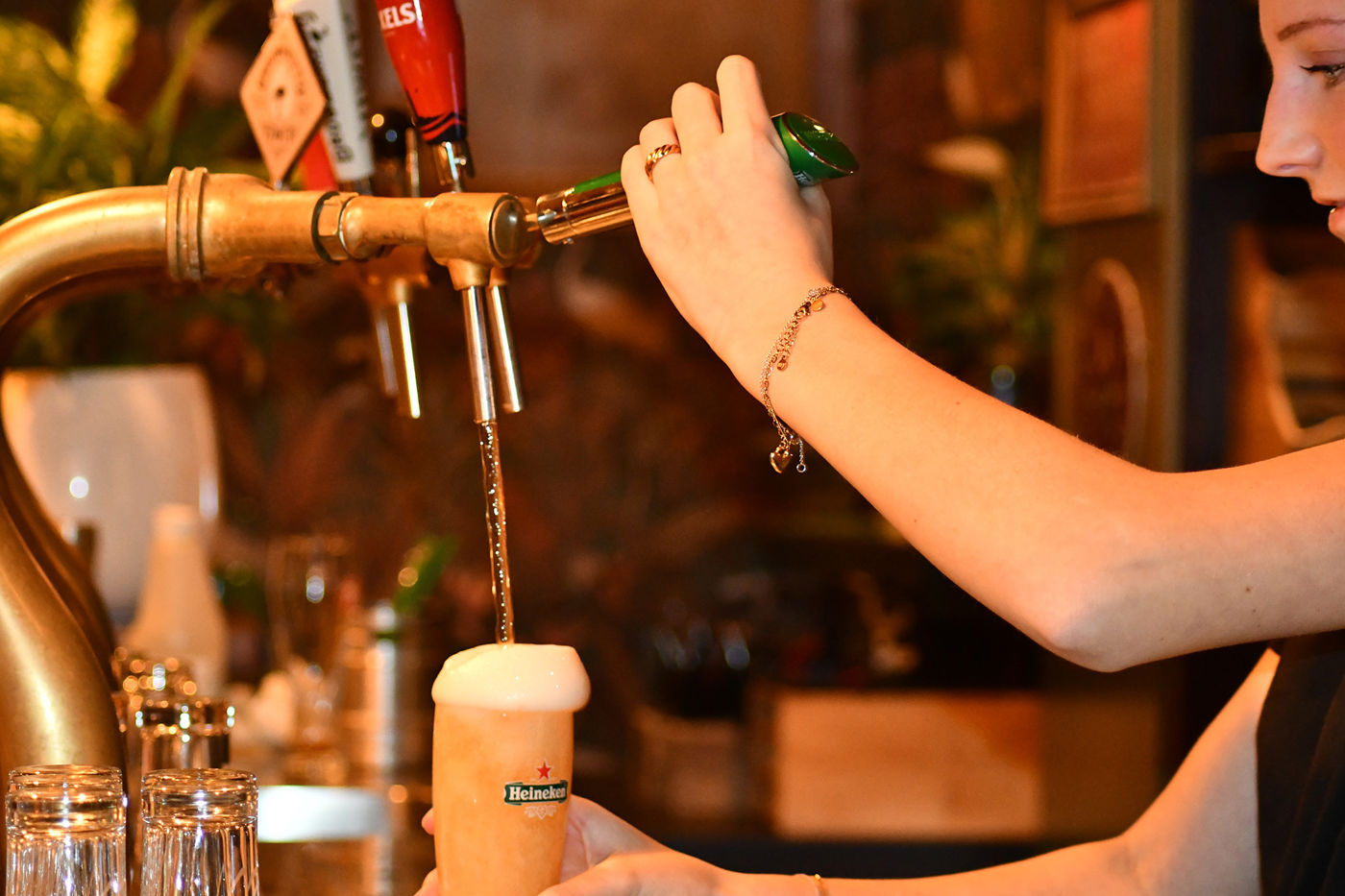 Les Deux Ponts bier tappen door barvrouw