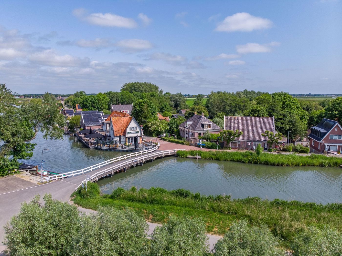 Bovenaanzicht restaurant Les Deux Ponts met uitzicht op water en wandel- en fietsroutes Bovenaanzicht restaurant Les Deux Ponts met uitzicht op water en wandel- en fietsroutes