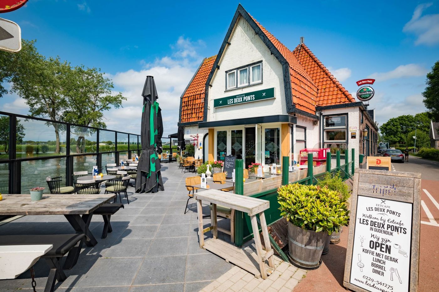 Restaurant Les Deux Ponts vanaf het terras aan het water met menukaart Restaurant Les Deux Ponts vanaf het terras aan het water met menukaart