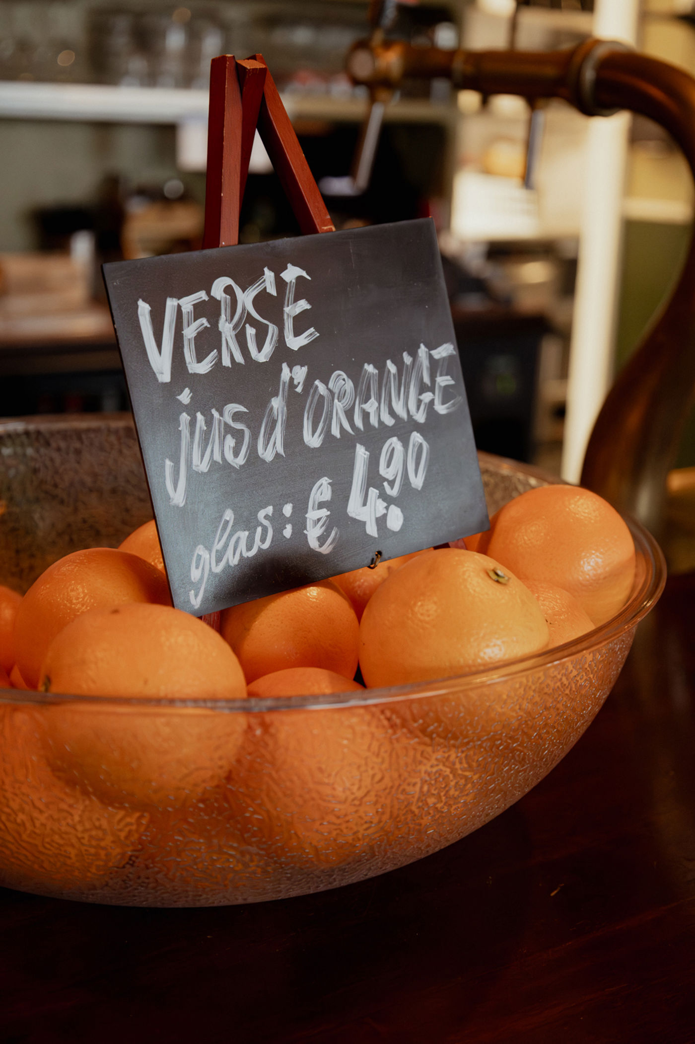Restaurant interieur Les Deux Ponts sinaasappelen met bordje verse jus
