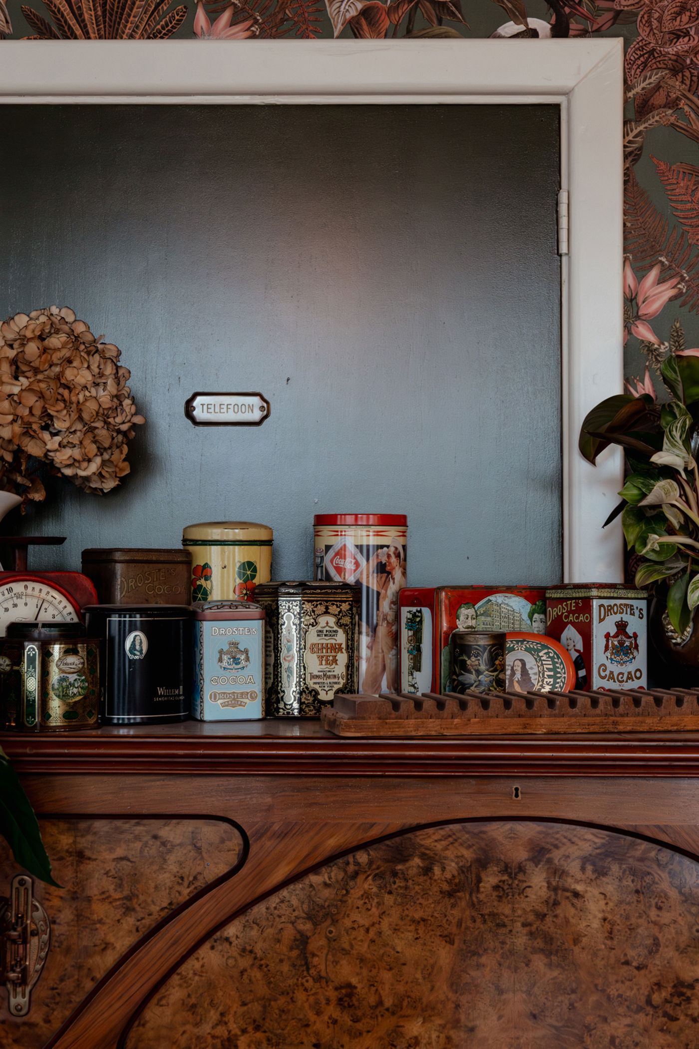 Restaurant interieur Les Deux Ponts oude blikjes