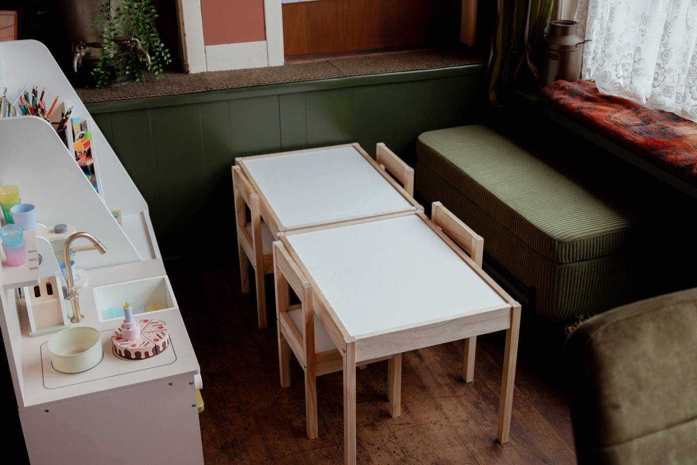 Restaurant interieur Les Deux Ponts kinderhoek met tafeltjes en stoeltjes en speelkeuken