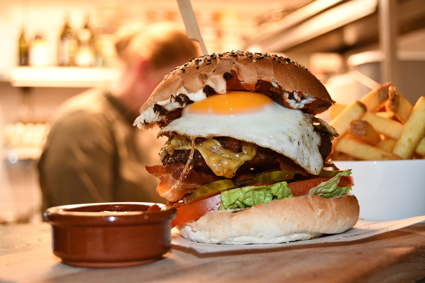 Les Deux Ponts keuken hamburger met ei en patat in doorgeefluik