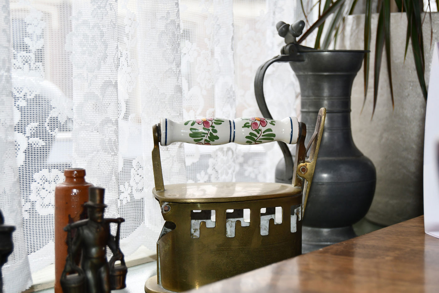 Les Deux Ponts interieur met ouderwetse sfeervolle decoratie