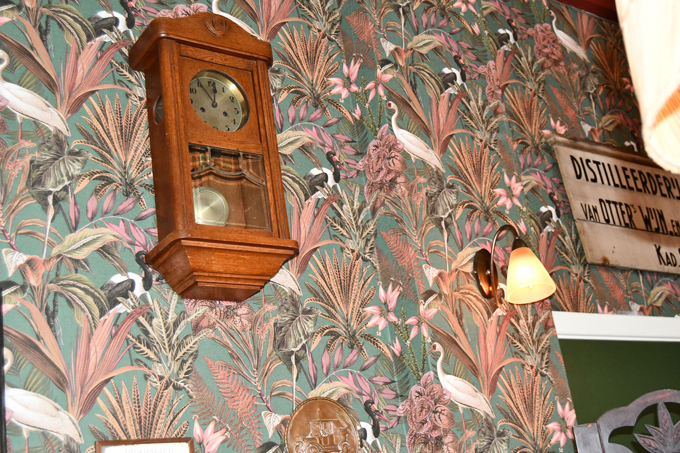 Les Deux Ponts interieur klok, behang, oude lamp en naambord