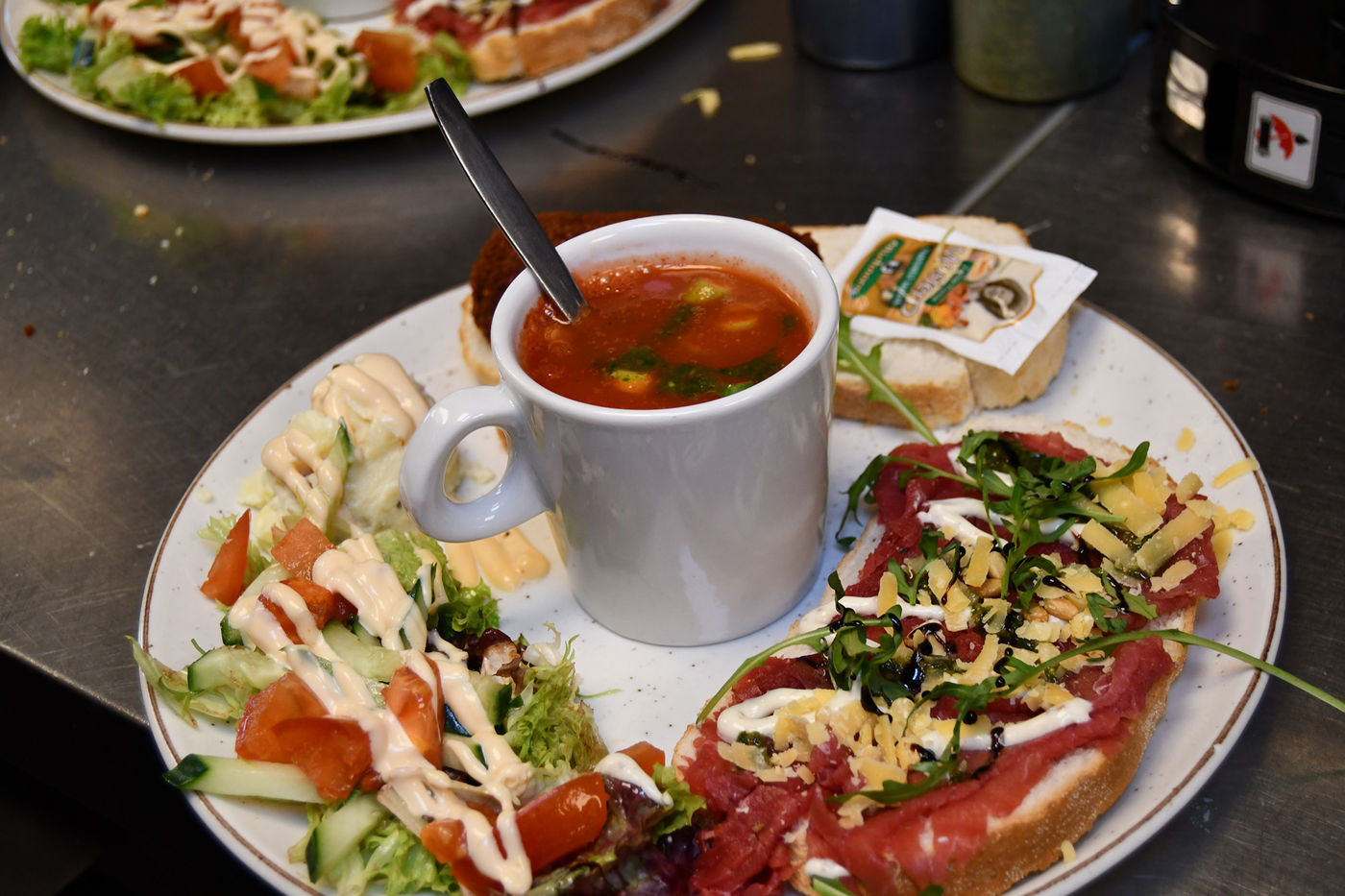 Les Deux Ponts soep met salade, kroket en belegd brood met carpaccio Les Deux Ponts soep met salade, kroket en belegd brood met carpaccio