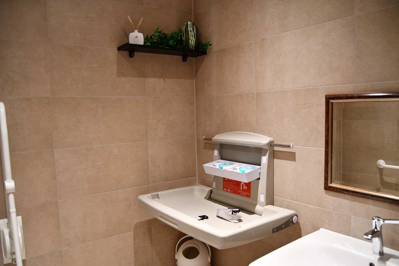 Verschoningsplek voor kinderen in het invalidentoilet met voorraad babydoekjes bij Les Deux Ponts